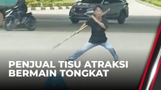 Keren! Seorang Pria di Riau Berjualan Tisu Sambil Atraksi Bermain Tongkat | OneNews Update