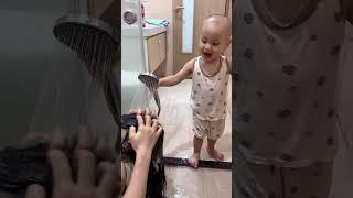 Bé trai lăng xăng giúp mẹ và cái kết cưng xỉu #baby #babycute #beyeu #betrai #mevabe #funnybaby