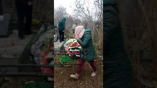 Воровство , цветов на кладбище . Таировское кладбище одесса девочки работают на могиле. похороны