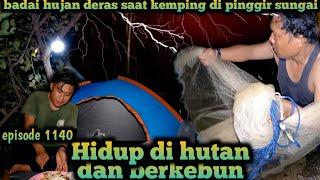 di terpah hujan badai saat kemping di pinggir sungai warta petani muda hidup di hutan