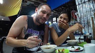 Foreigner and Filipina Go For Late Night Lugaw in Manila