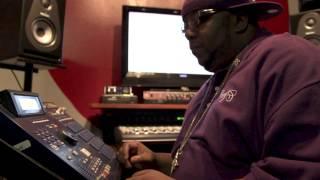 Infamous Mobb/Wu-Tang Producer makes a sampled beat on the MPC!