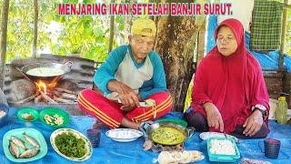 MENJARING IKAN SETELAH BANJIR SURUT.