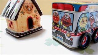 アンパンマン ブリキのおもちゃチョコレート入り　Anpanman tin toy ambulance chocolate