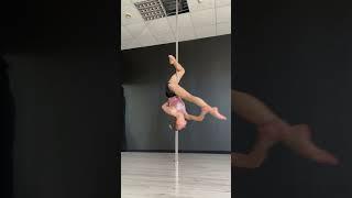 Акробатика на пилоне #poledance #flexibility #poledancemoscow #stretching