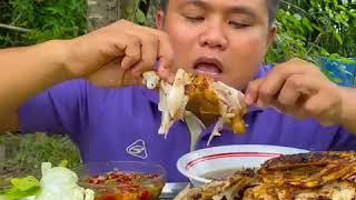 Breakfast Babang Tampan Makan Ayam Bakar lalap Salada dan daun Kemangi. Bikin Laper Nih 