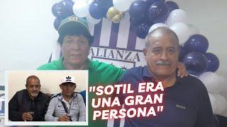 William Huapaya y Moisés Palacios recuerdan a Hugo 'Cholo' Sotil. Jugaron en Alianza Lima.