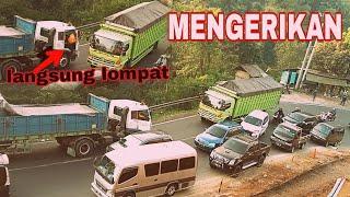 Detik detik driver truk lompat di tanjakan gentong