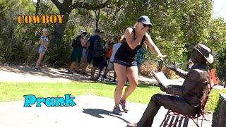 #Cowboy_prank in Australia happy moments. lelucon statue prank. luco patung