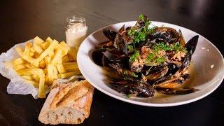 Moules Frites de Bélgica by Somewhere Cafe