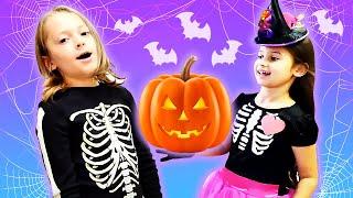 Selin geht auf eine Halloween Party. Kinder Video. Geschwister Show für Kinder