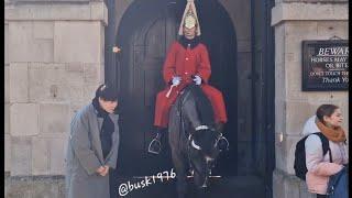 Japanese tourist bows to show respect. the horse bows back #thekingsguard