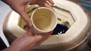 Szkliwienie i wypał kubka z reliefem– instruktaż ceramiczny