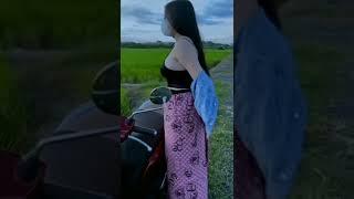 Cewe Cantik Ganti Baju di Sawah