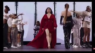 Ariel Tatum Catwalk di Paris Fashion Week 2022