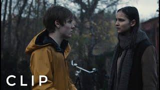 Dark S1E9-Jonas and Martha in the rain