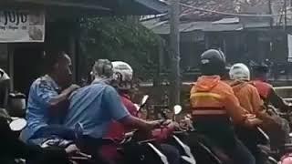 DEMI MENGHEMAT AIR DIRUMAH, DUA PRIA INI KERAMAS DI LAMPU MERAH