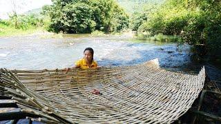 Primitive fish trapping method using bamboo scaffold to catch fish in the direction of water flow