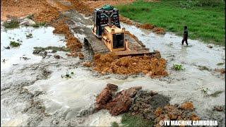 Wonderfull Intelligent Driver Skills Stronger Dozer Remove Clearing Mud One By One And Pushing Soil