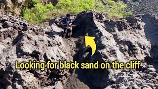 Watch us search for black sand on the cliffs, knocking down black sand and rocks