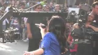 Demi Lovato performing at Disneyland In XTREME HD 11 09 09 Christmas Day Parade