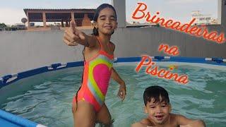 Brincadeiras na piscina 