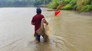 THIS FISH FISHING MAN, IS SMART AT SEEING FISH, AUTO GETS A LOT!!! AMAZING FISHING NETS