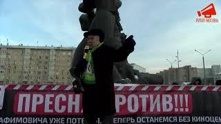 Актёр Виктор Балабанов на митинге в защиту киноцентра Соловей в Москве