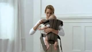 Видеоинструкция BabyBjorn: как носить ребенка в рюкзаке-кенгуру лицом к вам.