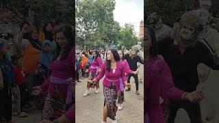 Goyang Seksi Gadis Desa Saat Karnaval Semlohai...