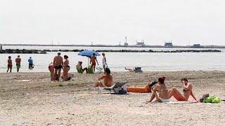 Primo weekend di spiagge accessibili, e molti se la godono