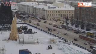 Построить за 30 секунд: смотрим, как в Екатеринбурге возводили ледовый городок