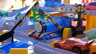 Thomas the Tank Engine  Shining railroad crossing Tomica Town and switching Plarail course!