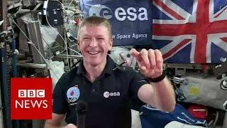 Tim Peake demonstrates gyroscope - BBC News