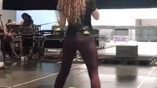 Shakira sexy dance