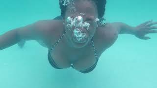 UNDERWATER ASS POPPING