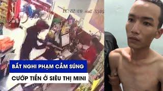 Cận cảnh khoảnh khắc bắt nghi phạm cầm súng cướp tiền ở siêu thị mini