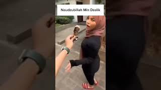 Viral video selebgram Oklin Fia sedang menjilat es krim