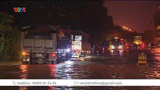 Mưa lớn xối xả, nhiều tuyến đường Hà Nội thành sông | VTV24