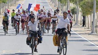 A vélo, de Paris à Doha : le pari fou de deux Français venus assister au Mondial au Qatar