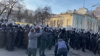 Полицию под Радой забросали камнями