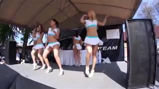 Горячие чиксы танцуют в мини юбках   Hot girls are dancing in mini skirts