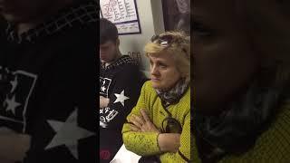 Наглая бабка в метро не уступила место девочке и нанесла ей физический ущерб