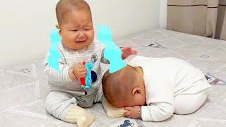 Cute Twin Brothers Moment:The Younger Brother Treats His Twin Brother’S Feet As Toys!