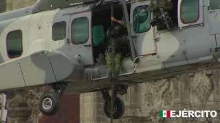 Fuerzas Especiales del #EjércitoMexicano realizan descenso con soga rápida desde Helicóptero.