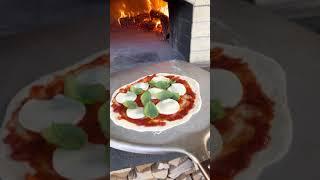 Pizza Napoli im Steinofen, in 1 Minute bei 450 Grad