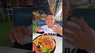 CHUCHURRUQUI COMIENDO HAMBURGUESA 