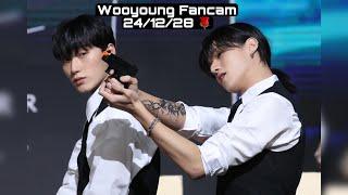 I GAVE WOOYOUNG A ROSE JUST LIKE HIS TATTOO  FROMM ATEEZ FANSIGN FANCAM 241228 에이티즈 우영 직캠