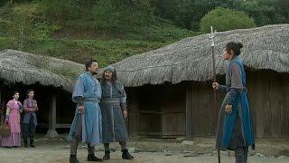 Пэк Тон Су с трезубцем против Хван Жчин Ги с мечом и Хок Са Мо с топорами.