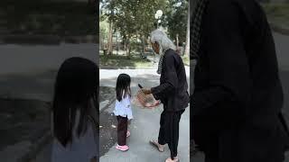 Kindness of The Homeless Old Man #viralvideo #motivation #youtubeshorts #shortvideo #kindnessman